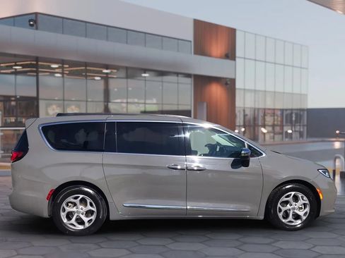 Used 2023 Chrysler Pacifica Limited FWD image 5