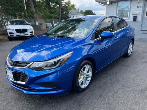 Used 2018 Chevrolet Cruze LT w/ Convenience Package FWD image 3