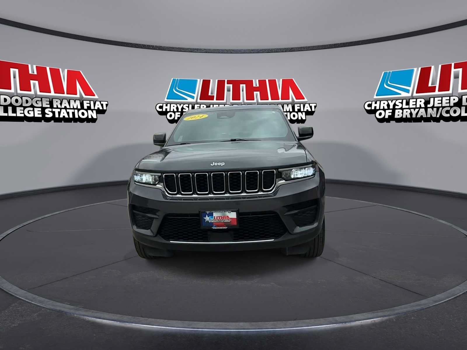 Used 2024 Jeep Grand Cherokee Laredo X w/ Trailer Tow Package AWD/4WD image 3