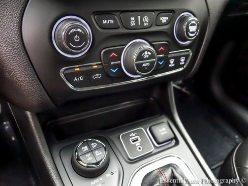 Used 2021 Jeep Cherokee Trailhawk AWD/4WD image 22
