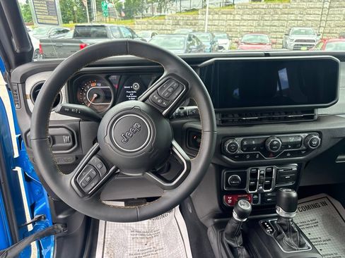 Used 2024 Jeep Wrangler Unlimited Sport AWD/4WD image 12