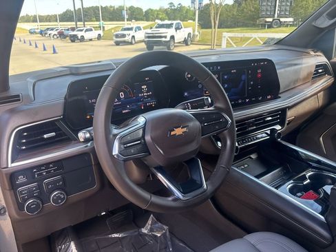 Used 2025 Chevrolet Suburban LT image 30