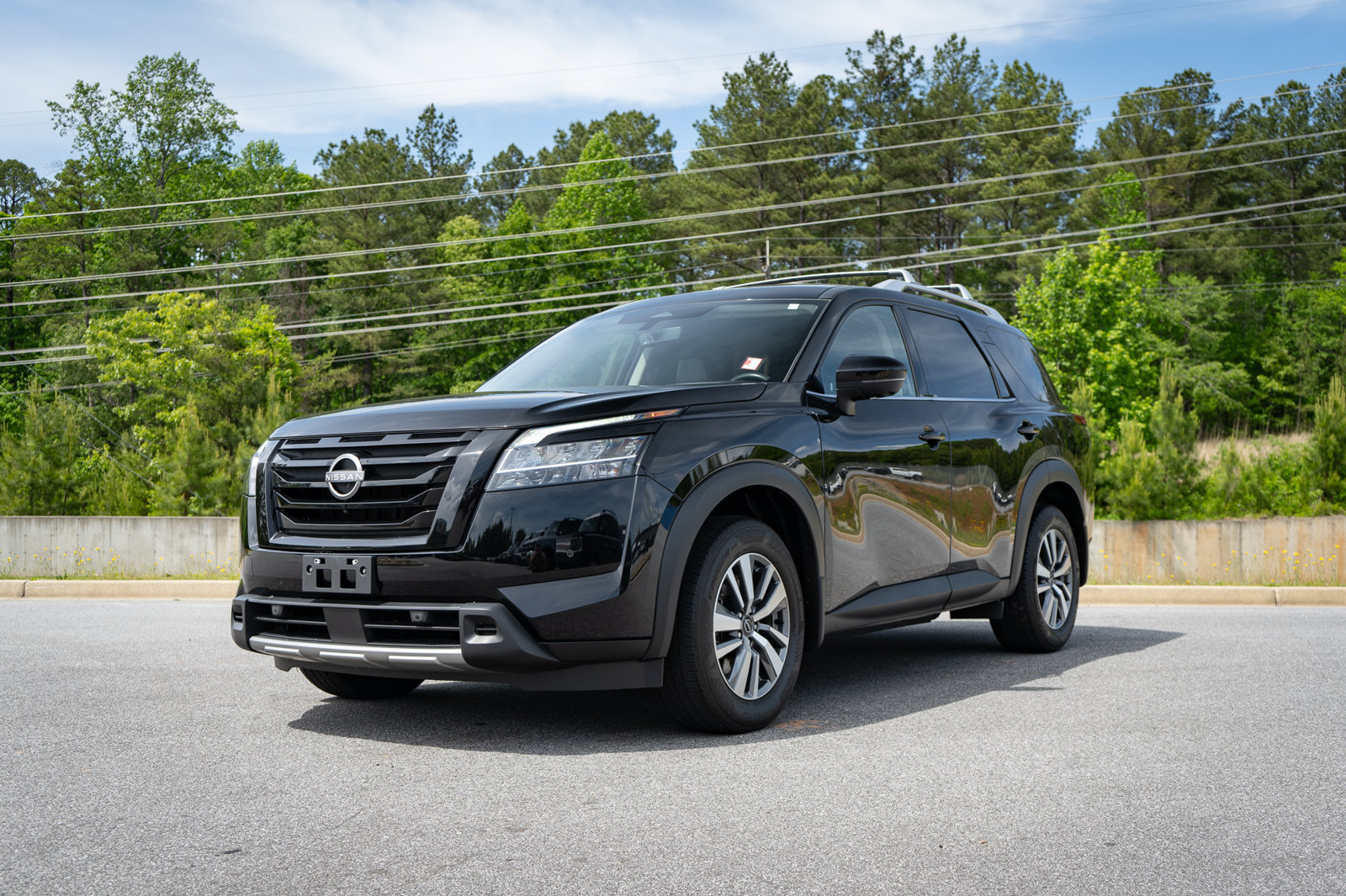 Used 2024 Nissan Pathfinder SL w/ Black Appearance Package FWD image 3