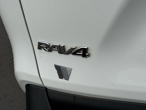 Used 2021 Toyota RAV4 LE image 39