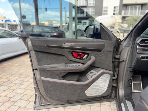 Used 2024 Lamborghini Urus Performante AWD/4WD image 36