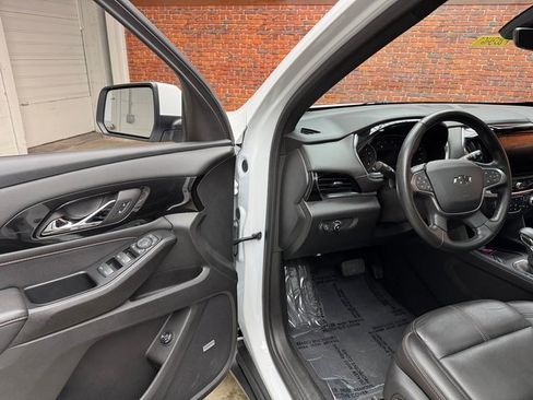 Used 2023 Chevrolet Traverse RS image 9