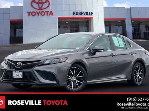 Certified 2022 Toyota Camry SE FWD image 1