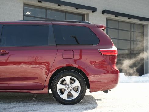 Used 2018 Toyota Sienna LE image 15