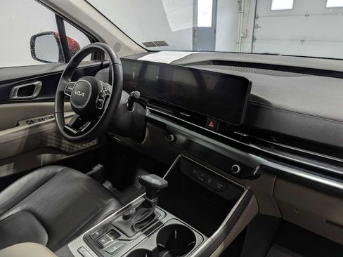 Used 2025 Kia Carnival FWD image 45