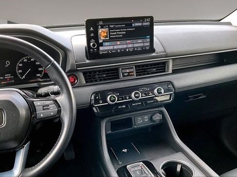 Certified 2025 Honda Pilot Touring image 9
