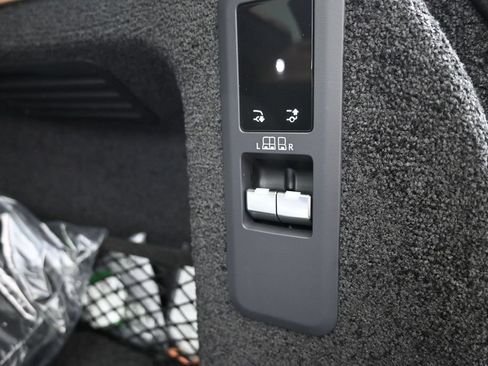 Used 2025 Land Rover Range Rover SE AWD/4WD image 17