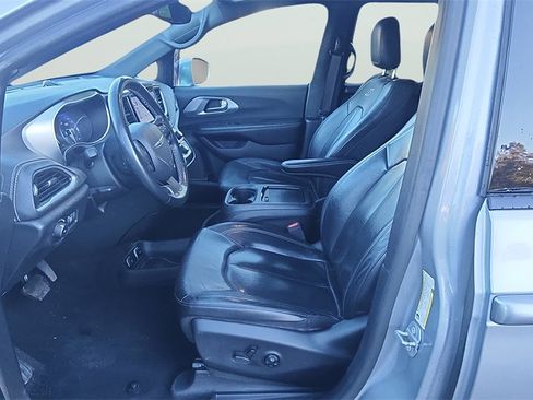 Used 2021 Chrysler Pacifica Touring-L w/ Premium & Safety Sphere Group image 15