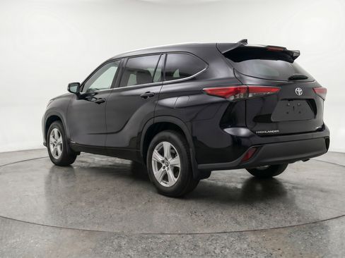 Used 2025 Toyota Highlander LE FWD image 6