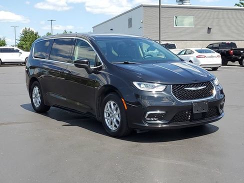 Used 2023 Chrysler Pacifica Touring-L FWD image 2