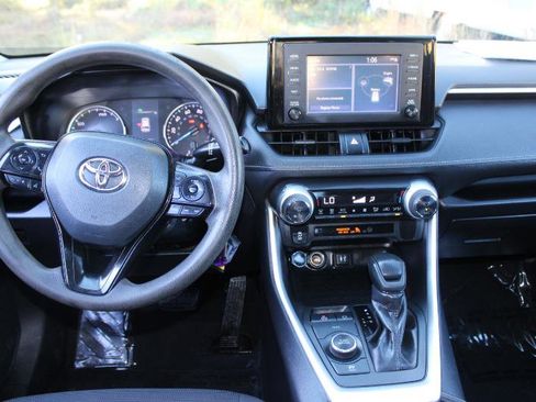Used 2019 Toyota RAV4 LE image 9