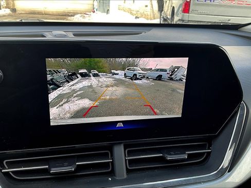 Used 2025 Chevrolet Trax LT w/ LT Convenience Package image 9