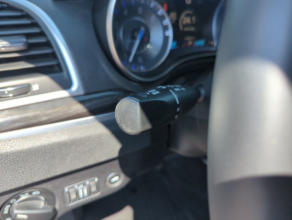 Used 2015 Chrysler 300 Limited RWD image 21