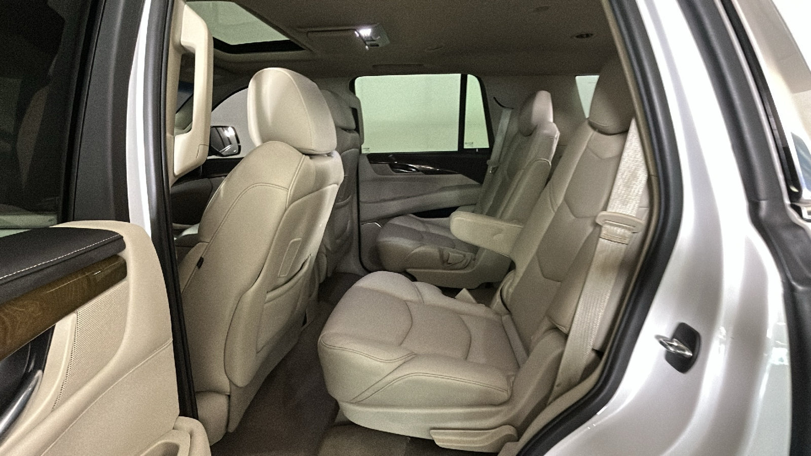 Used 2018 Cadillac Escalade Luxury AWD/4WD image 33