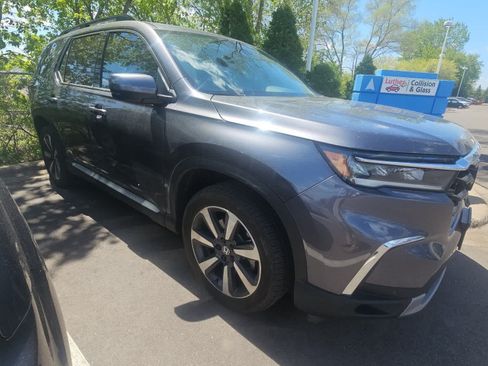 Used 2024 Honda Pilot Touring image 2