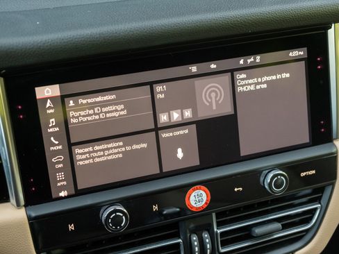 Certified 2022 Porsche Macan AWD/4WD image 28