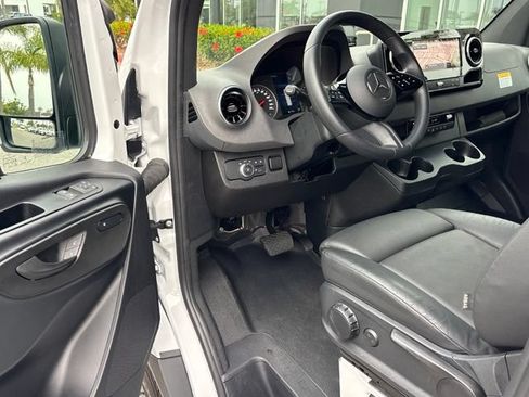Used 2025 Mercedes-Benz Sprinter 2500 image 13
