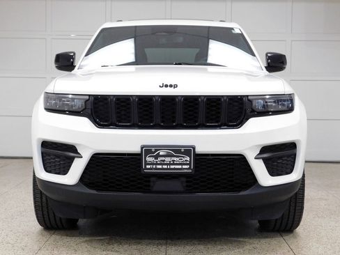Used 2023 Jeep Grand Cherokee Altitude AWD/4WD image 5