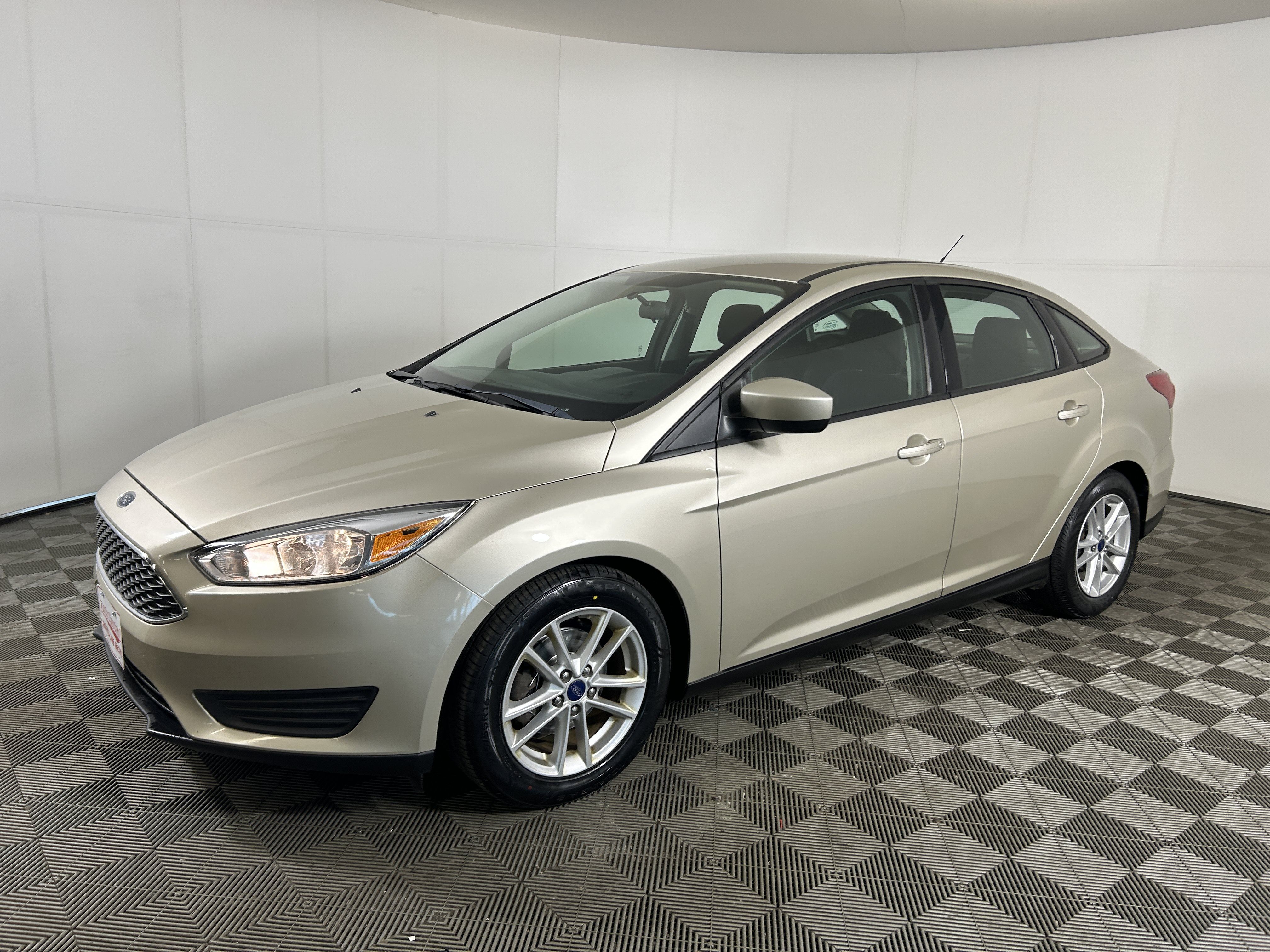Used 2018 Ford Focus SE FWD image 1