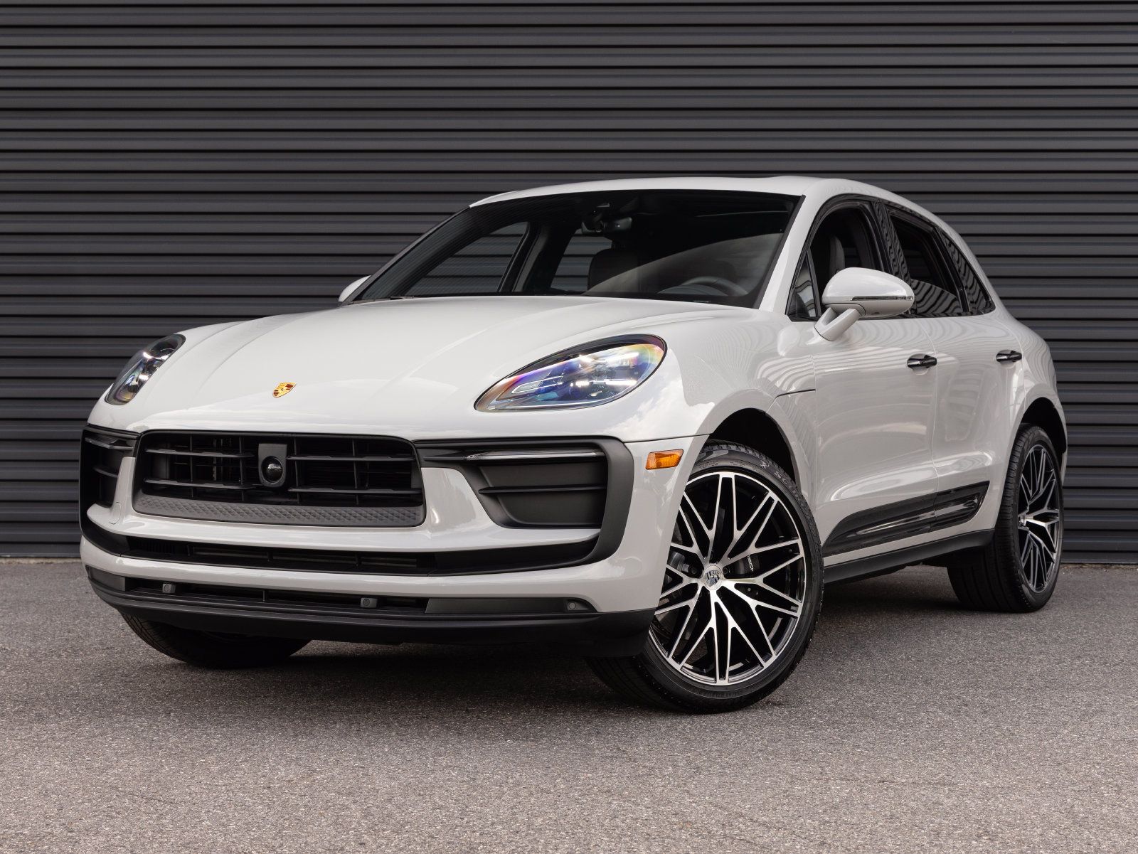Used 2025 Porsche Macan AWD/4WD image 1