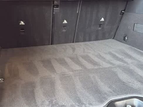 Used 2025 Mercedes-Benz GLC 300 4MATIC image 10