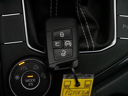 Certified 2024 Volkswagen Tiguan SE R-Line image 33