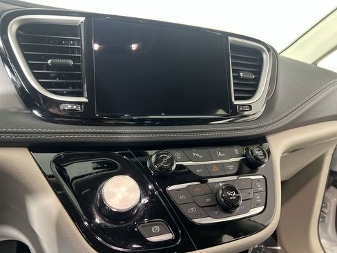 Used 2024 Chrysler Pacifica Touring-L AWD/4WD image 12