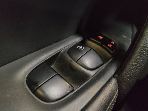Used 2018 Nissan Rogue SV FWD image 27