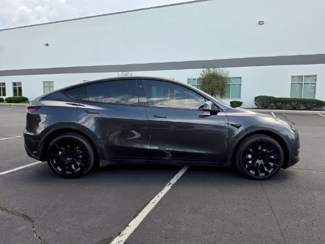 Used 2024 Tesla Model Y 2WD image 3