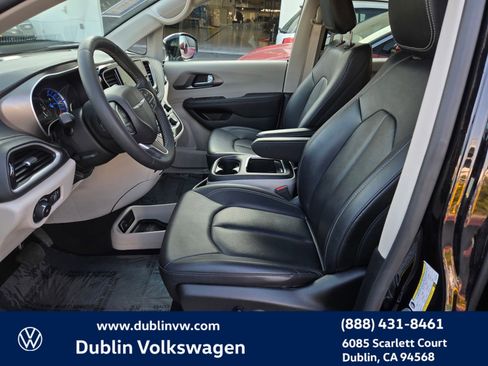 Used 2024 Chrysler Pacifica Select image 18
