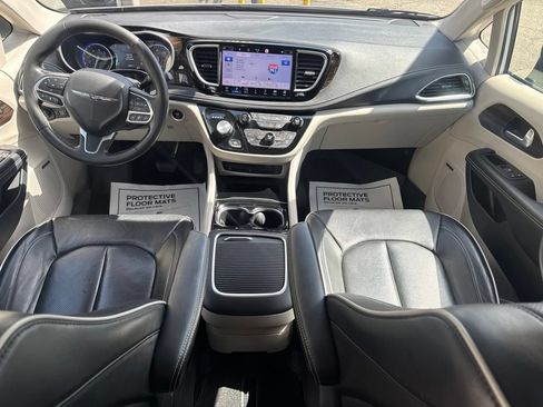 Used 2023 Chrysler Pacifica Limited w/ Uconnect Theater Family Group FWD image 9