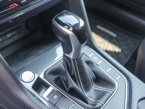 Used 2022 Volkswagen Tiguan SE image 17