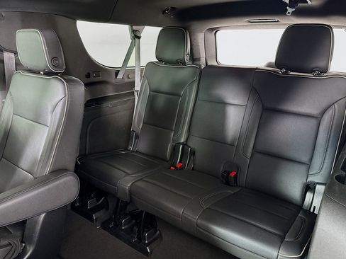 Used 2023 Chevrolet Suburban Premier image 8