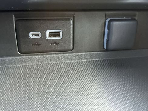 Used 2024 GMC Yukon SLT w/ SLT Luxury Package RWD image 17