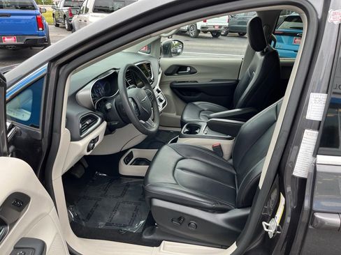 Used 2023 Chrysler Pacifica Touring-L FWD image 31