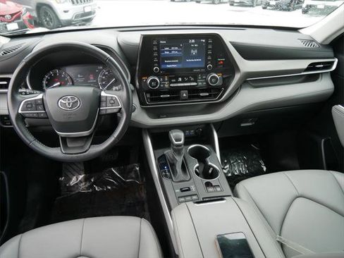 Certified 2022 Toyota Highlander XLE image 13