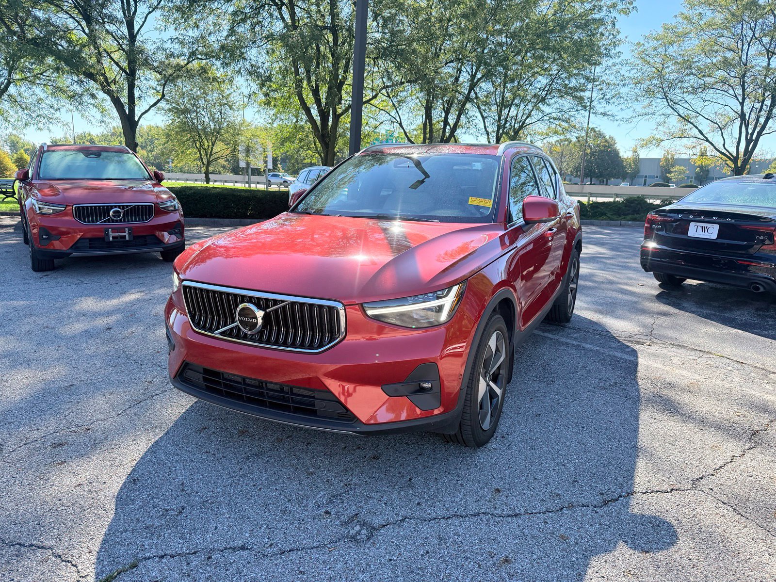 Used 2024 Volvo XC40 B5 Plus w/ Protection Package Premier AWD/4WD image 3