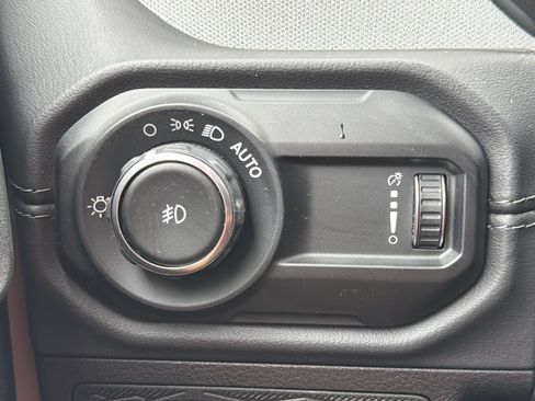 Used 2025 Jeep Wrangler Unlimited Sahara AWD/4WD image 15