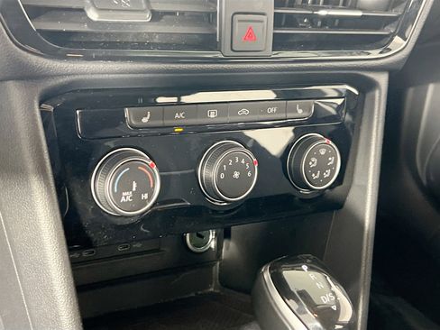 Used 2023 Volkswagen Taos SE image 15