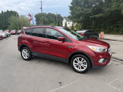 Used 2018 Ford Escape SE w/ SE Sync 3 Package FWD image 3