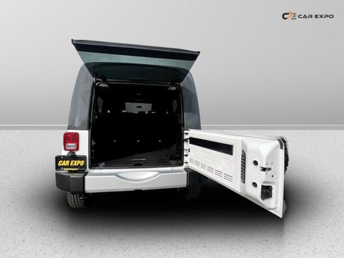 Used 2015 Jeep Wrangler Unlimited Sahara w/ Connectivity Group image 14