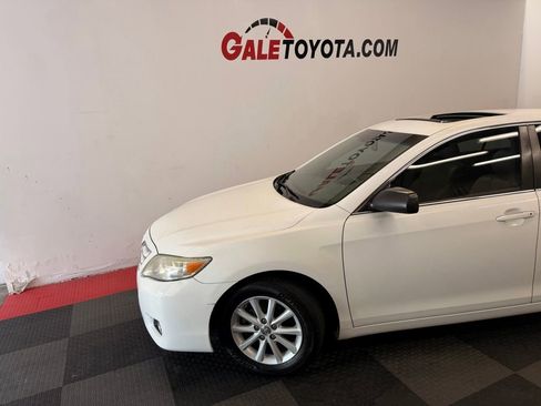 Used 2011 Toyota Camry XLE w/ SE/XLE Extra-Value Pkg FWD image 4