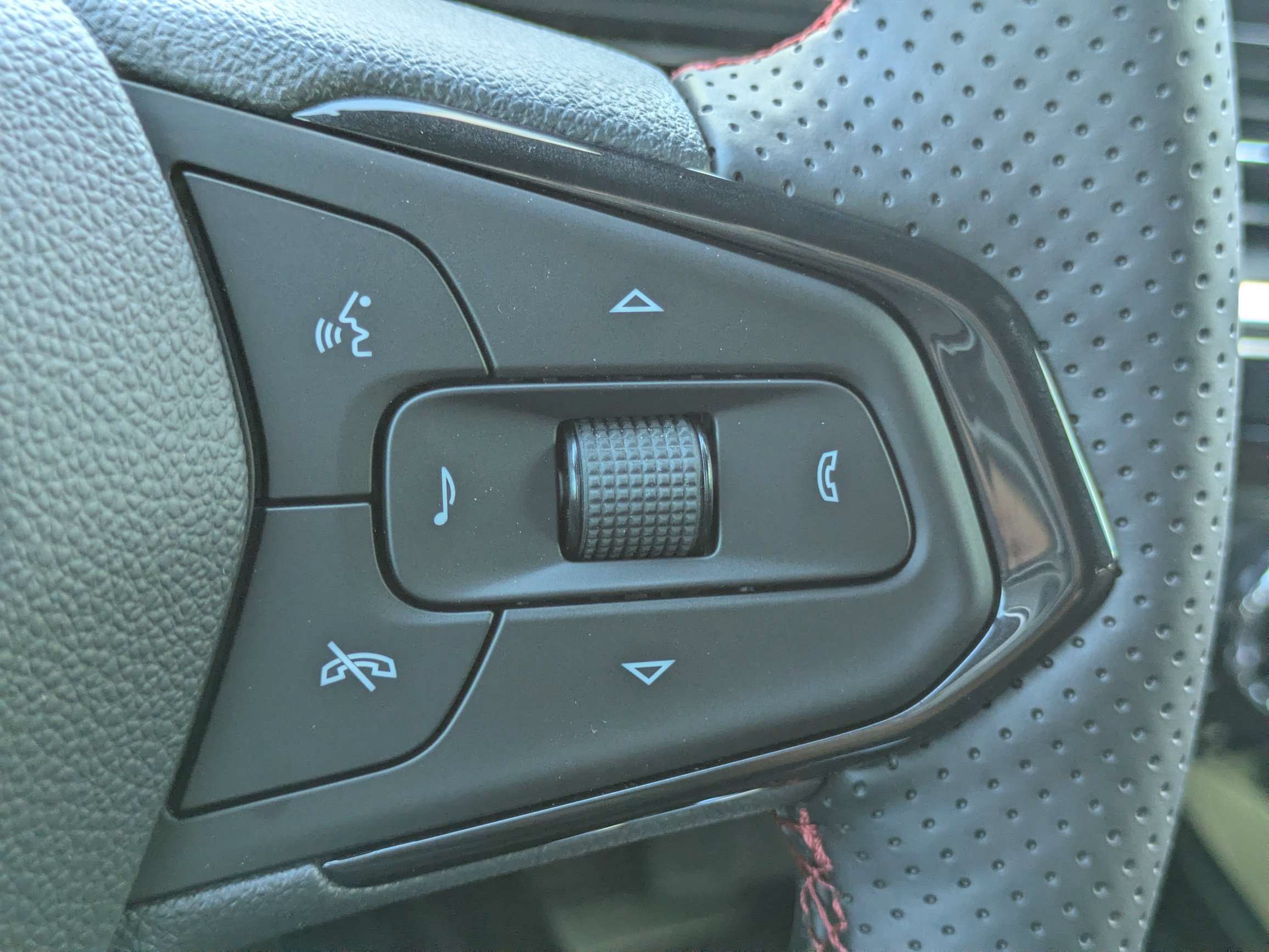 New 2026 Chevrolet Trax RS w/ Sunroof Package FWD image 16