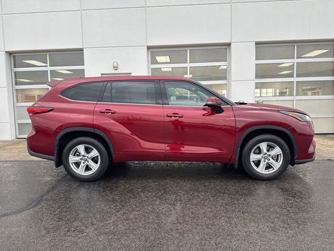 Used 2022 Toyota Highlander LE image 3