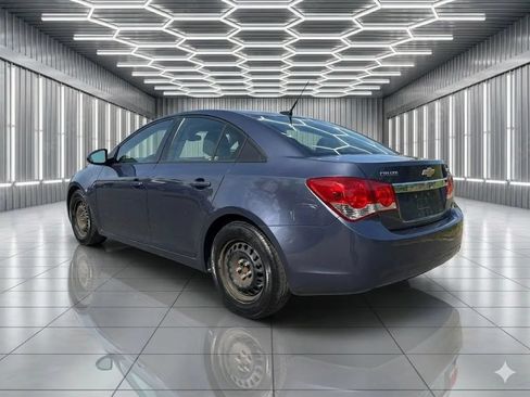 Used 2013 Chevrolet Cruze LS FWD image 3