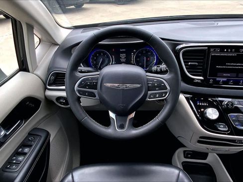 Used 2023 Chrysler Pacifica Touring-L FWD image 6
